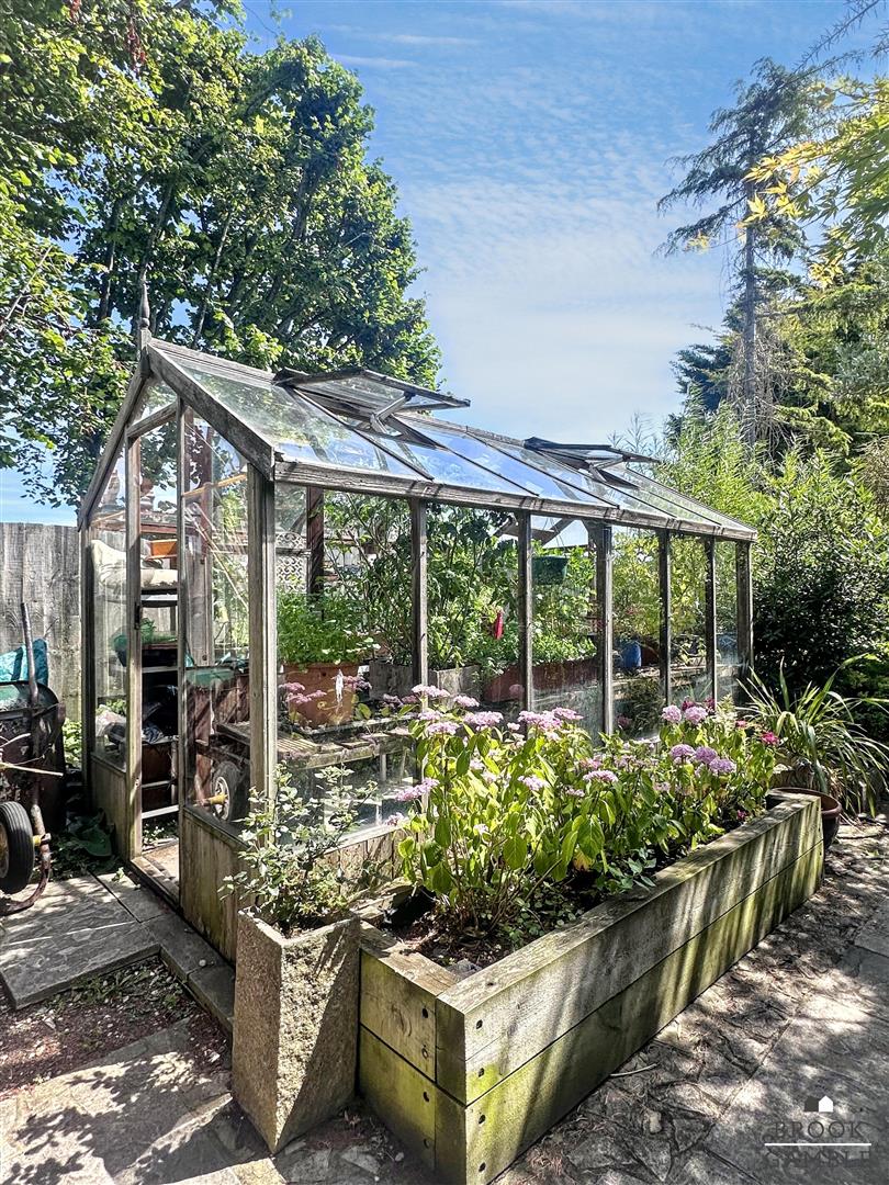 4 Bedroom House - Detached. Le Brun Road in Eastbourne, 42